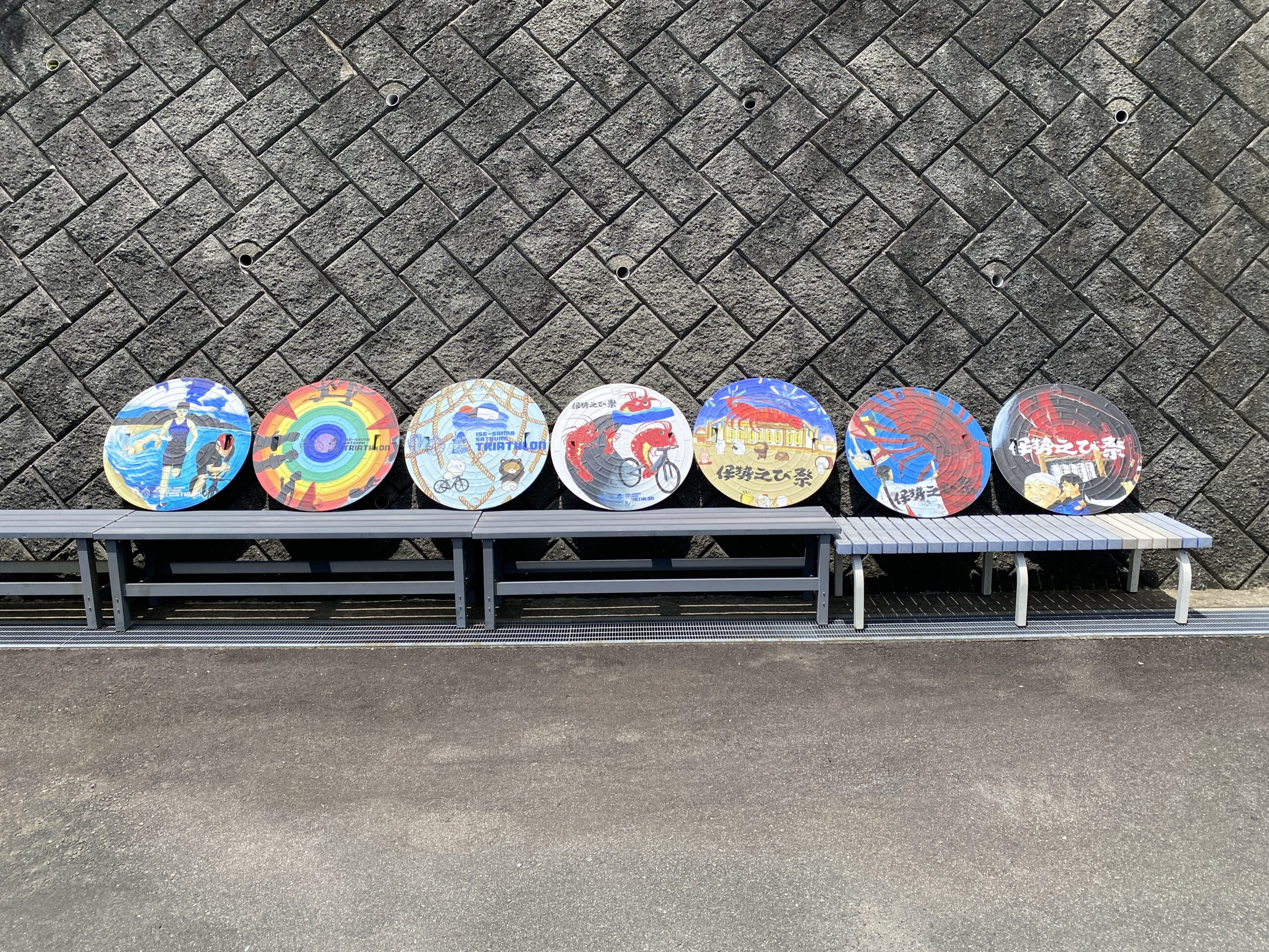 伊勢志摩トライアスロン大会に設置したラッピングマンホールを事務所前に展示中