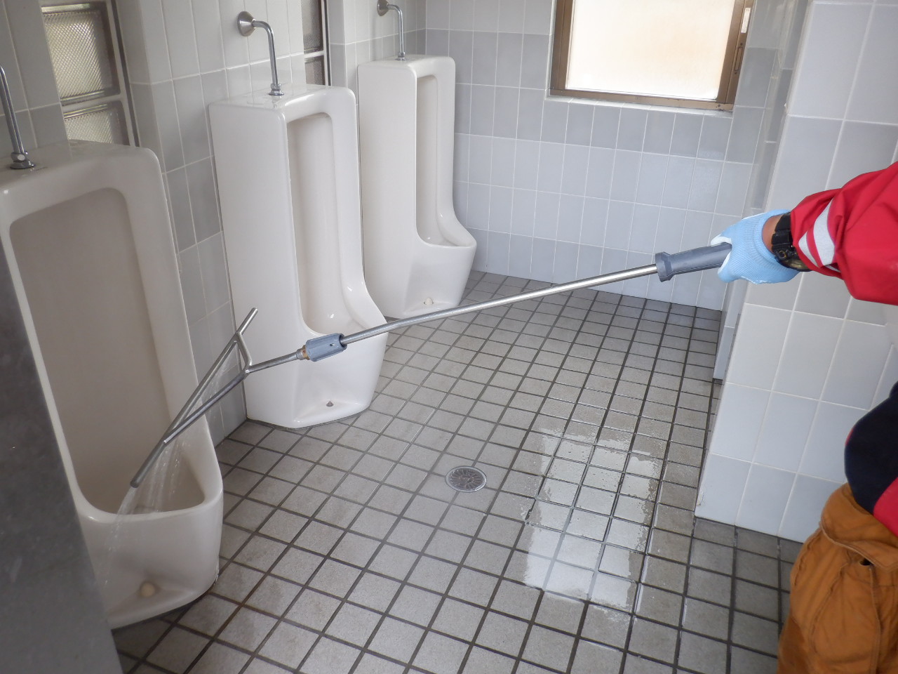 スチーム洗浄機によるトイレ清掃